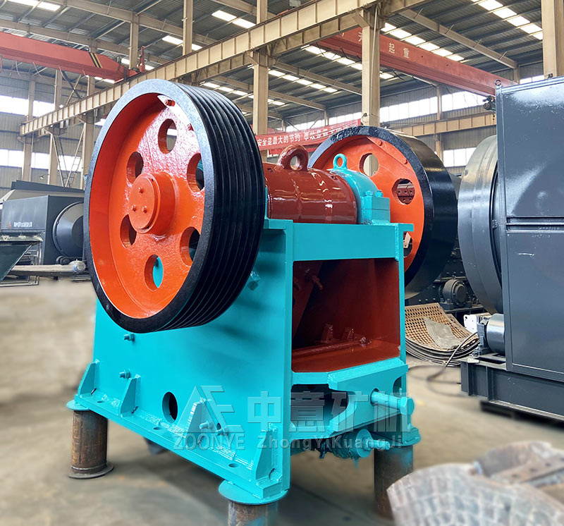 2021050603.jpg 時(shí)產(chǎn)100噸顎式破碎機發(fā)貨